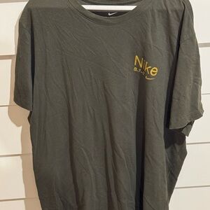 Nike Men's Olive Green T-Shirt